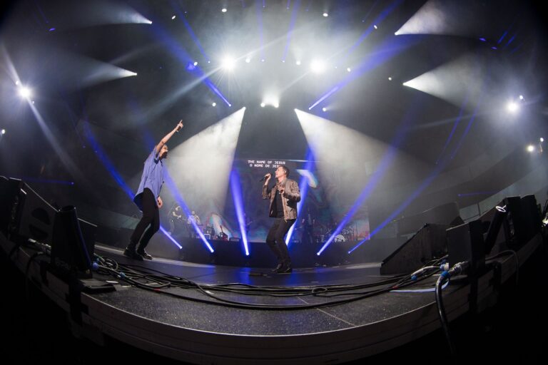 Taya e André Valadão cantam juntos “What A Beautiful Name” em arena nos EUA taya-e-andre-valadao-cantam-juntos-“what-a-beautiful-name”-em-arena-nos-eua