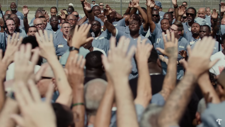 Maverick City Music e Kirk Franklin louvam com 1.300 presos maverick-city-music-e-kirk-franklin-louvam-com-1.300-presos