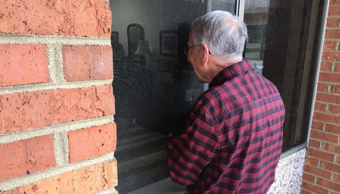 Impedido de visitar a esposa com Alzheimer, idoso canta louvores pela janela da clínica impedido-de-visitar-a-esposa-com-alzheimer,-idoso-canta-louvores-pela-janela-da-clinica